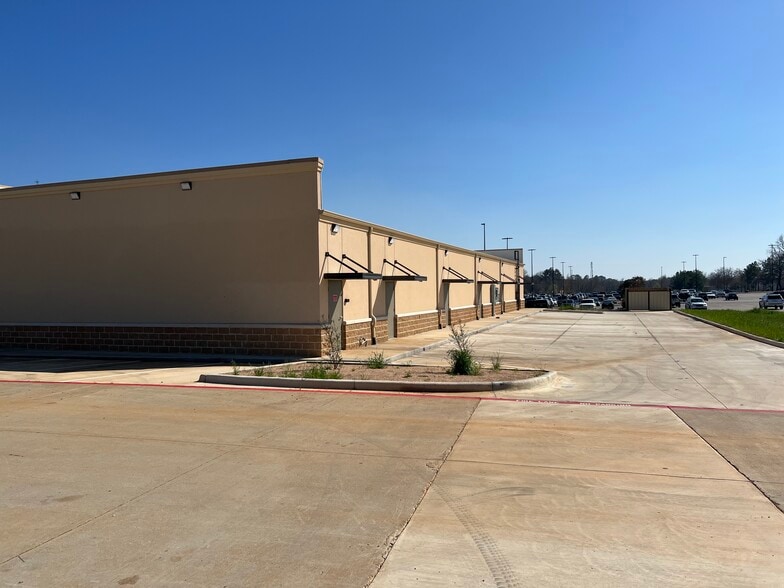 More Photos Of 2821 Highway 31, Tyler Storefront For Lease