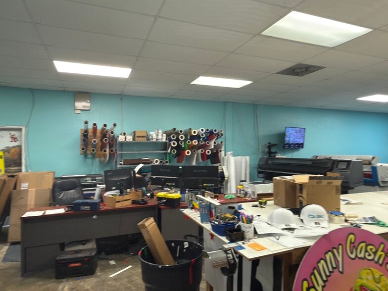 More Photos Of 1109 Tamiami Trl, Port Charlotte Showroom For Lease
