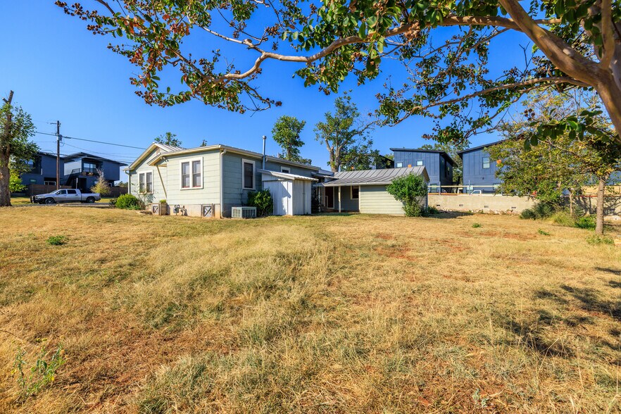 More Photos Of 616 W Live Oak St, Fredericksburg General Retail For Sale