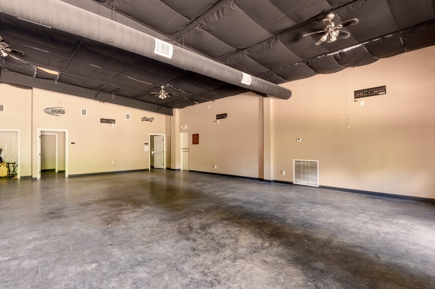 More Photos Of 614 Highway 190, Huntsville Restaurant For Sale