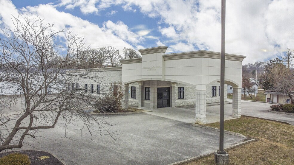 More Photos Of 305 River Dr, LaFollette Medical For Sale