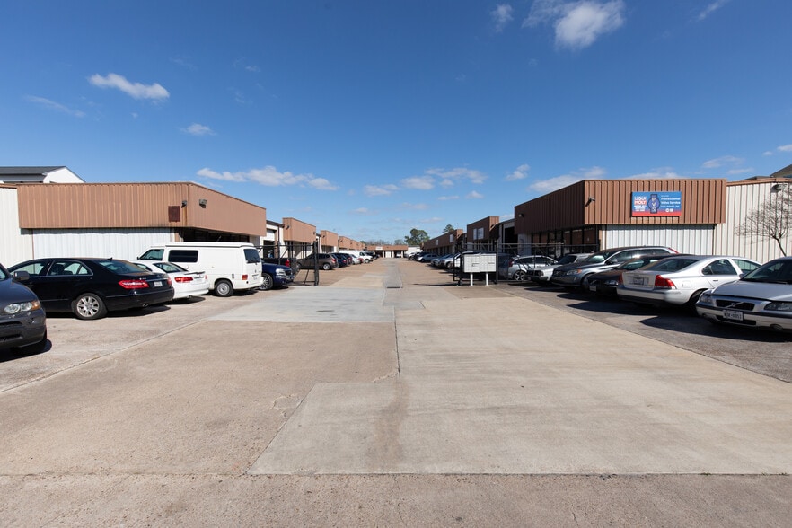 More Photos Of 1330 Sherwood Forest St, Houston Warehouse For Lease