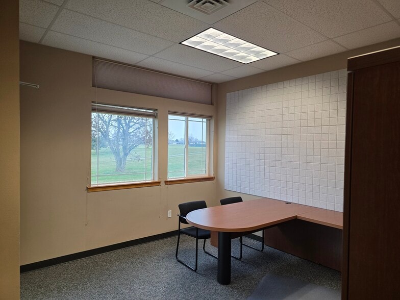 More Photos Of 2805 Saint Andrews Loop, Pasco Office For Lease