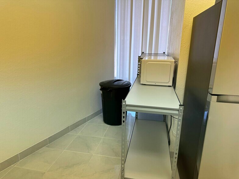 More Photos Of 5747-5757 Samuell Blvd, Dallas Unknown For Lease