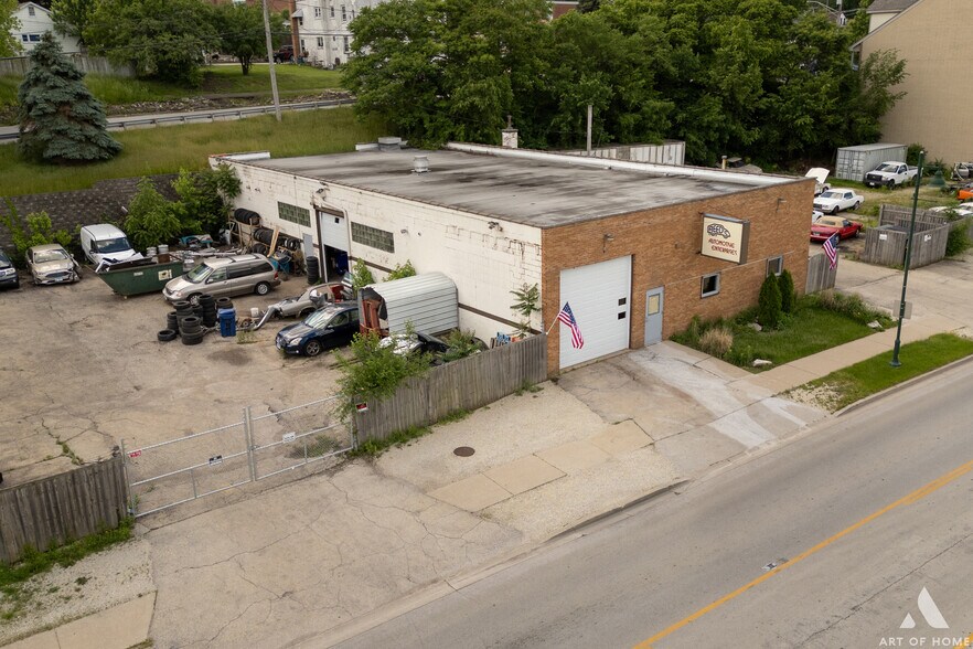 More Photos Of 926 Main St, Lemont Light Distribution For Sale