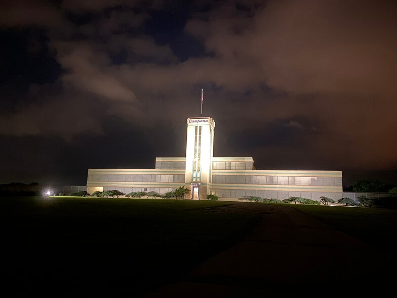 More Photos Of 901 N Batavia Ave, Batavia Showroom For Lease