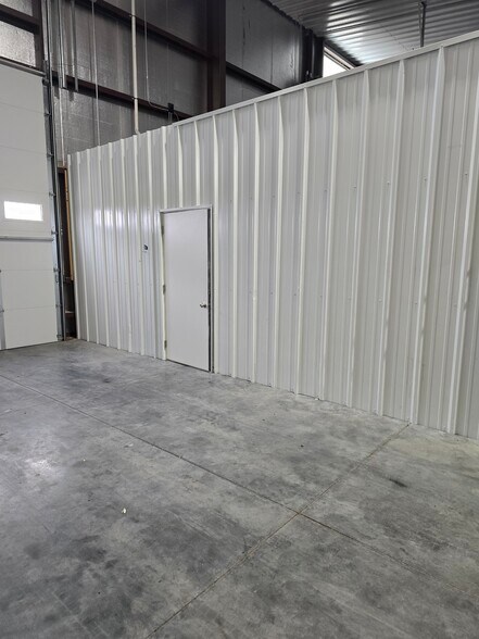 More Photos Of 120 W Giltner Rd, Doniphan Warehouse For Lease