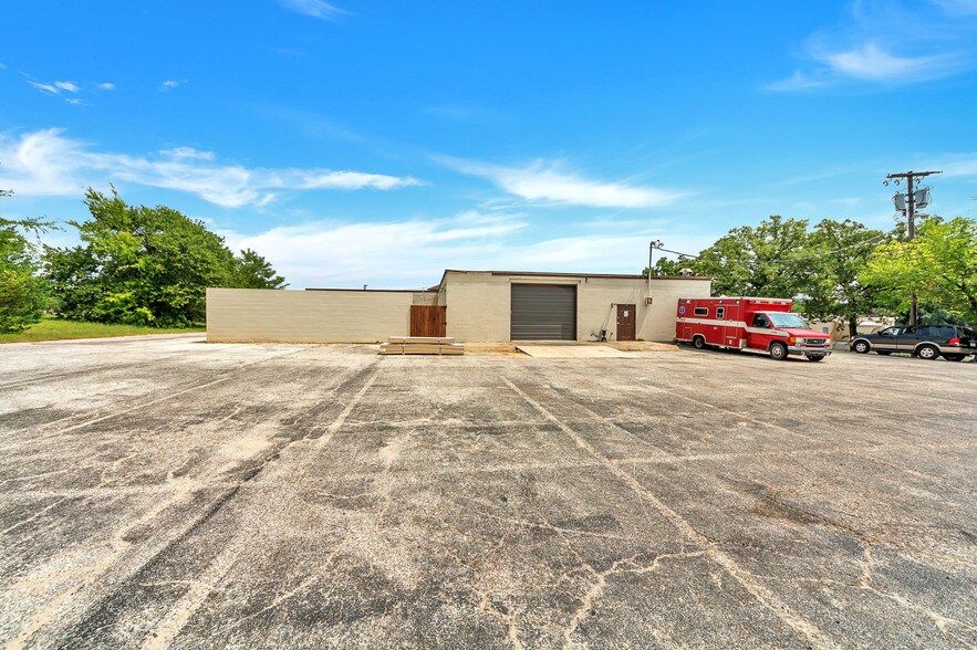 More Photos Of 2001 S Austin Ave, Denison Light Distribution For Lease