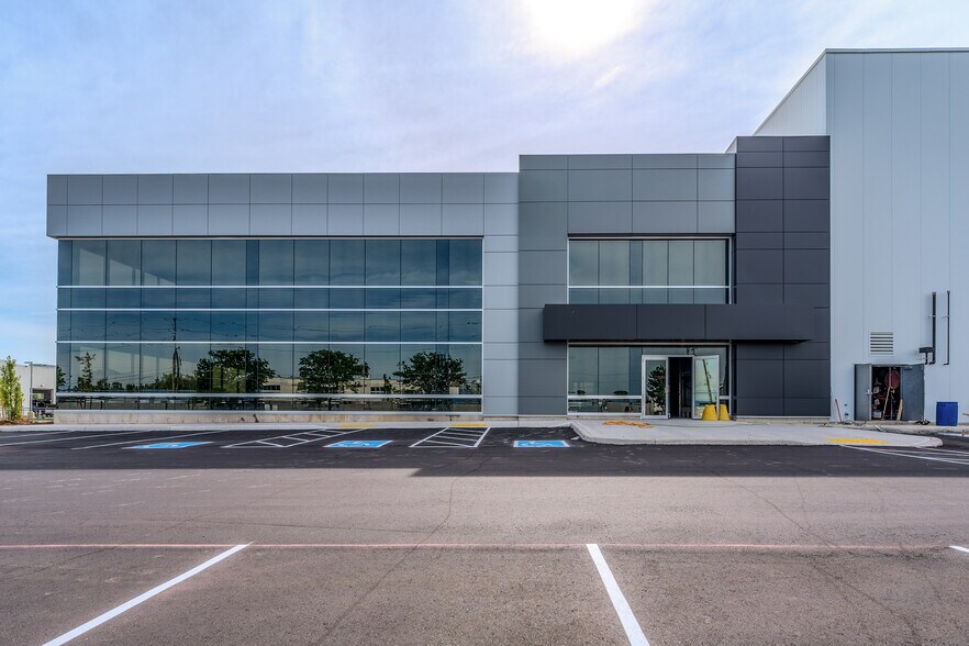 More Photos Of 151 Garden Ave, Brantford Distribution For Lease