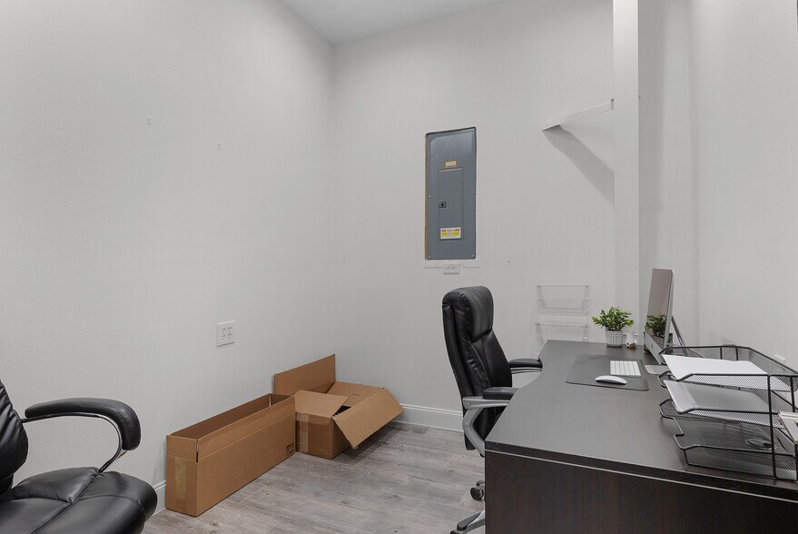 More Photos Of 5600 Zip Dr, Fort Myers Warehouse For Lease