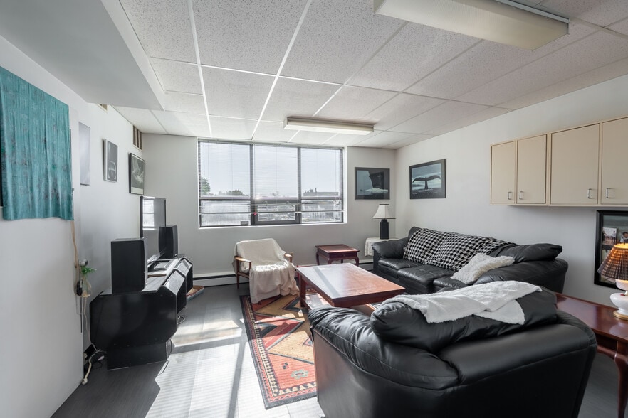 More Photos Of 219 Lochiel St, Sarnia General Retail For Sale