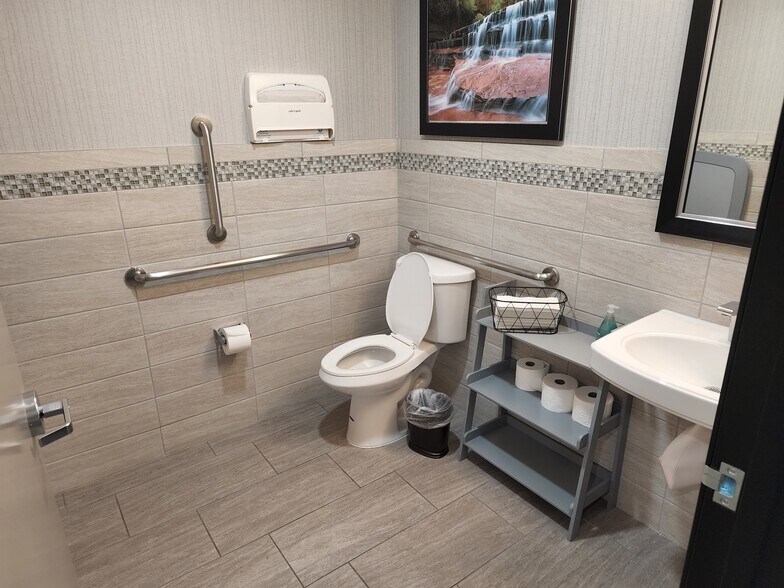 More Photos Of 1600 W Sunset Rd, Henderson Medical For Lease