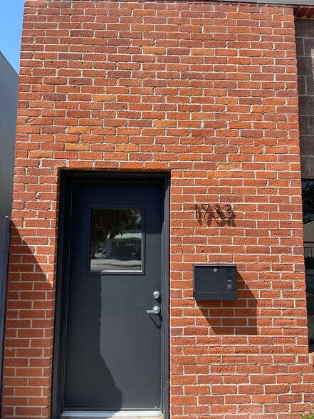 More Photos Of 1732 Victory Blvd, Glendale Loft Creative Space For Lease