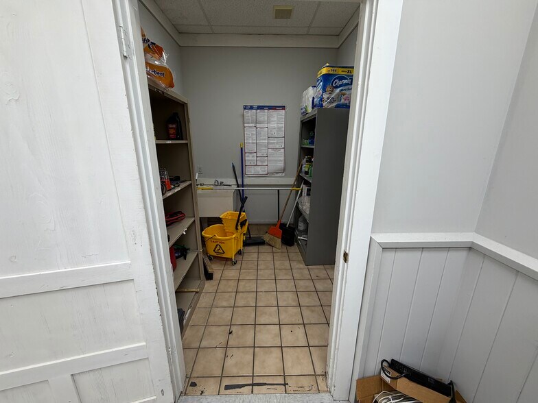 More Photos Of 256 Vann Dr, Jackson Storefront Retail Office For Sale