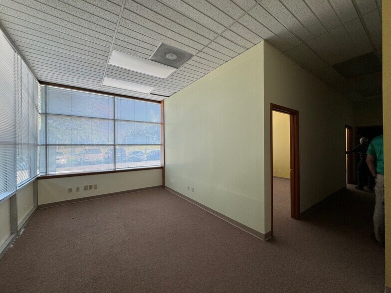 More Photos Of 19401 E 40 Hwy, Independence Office For Lease