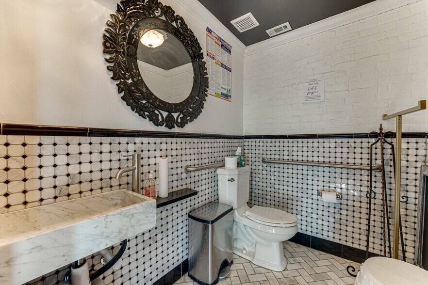 More Photos Of 1008 E 15th St, Plano Storefront Retail Office For Sale