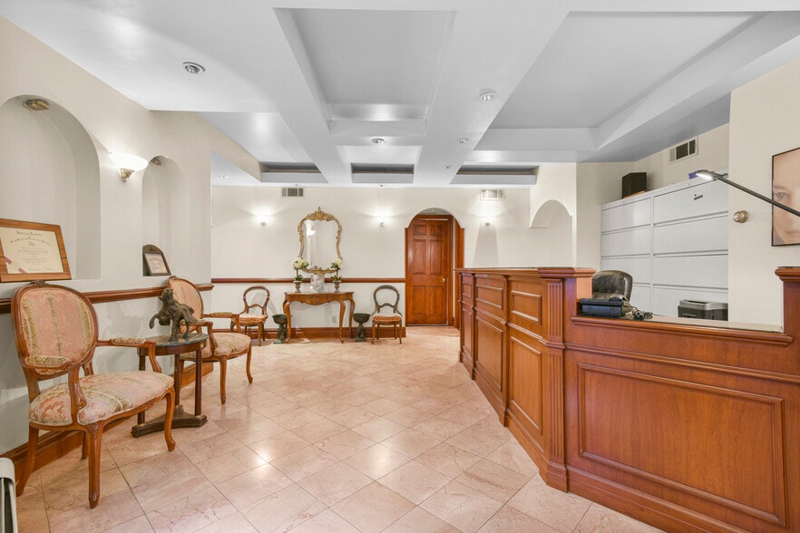 More Photos Of 115 E 61st St, New York Medical For Lease