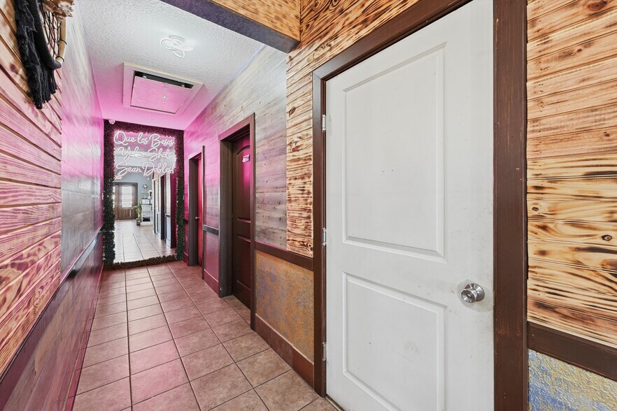 More Photos Of 918 W Plantation Dr, Clute Restaurant For Sale