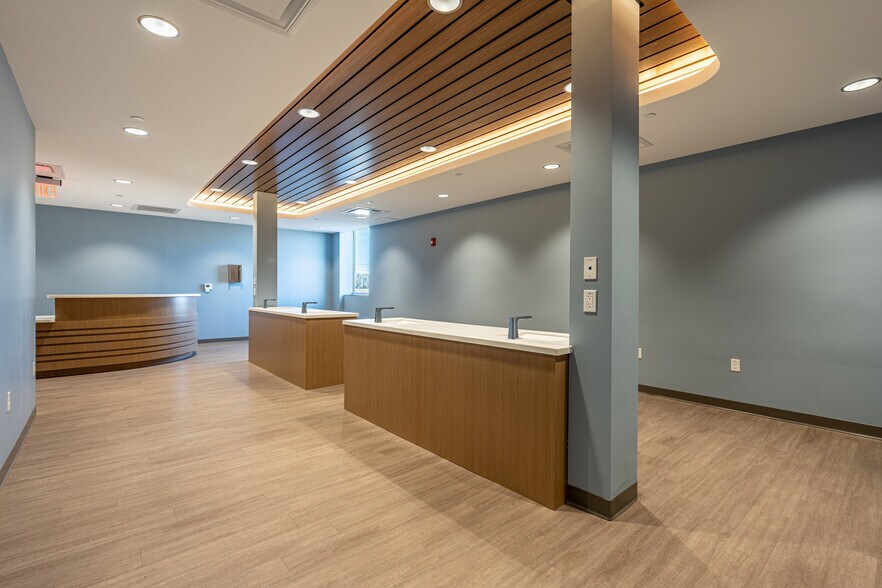 More Photos Of 140 Hansen Blvd, North Aurora Medical For Lease