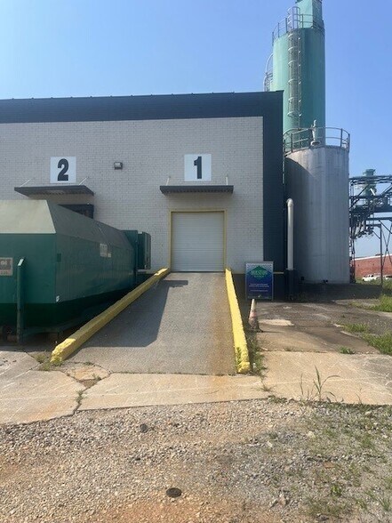 More Photos Of 707 S Erwin St, Cartersville Warehouse For Lease