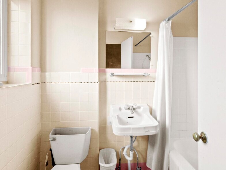 More Photos Of 905 W Spruce St, Rawlins Hotel For Sale