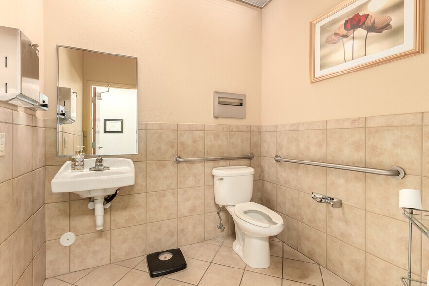 More Photos Of 1355 S Higley Rd, Gilbert Medical For Lease