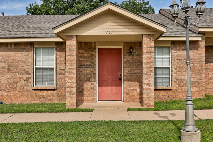 More Photos Of 713 S Locust St, Guthrie Apartments For Sale