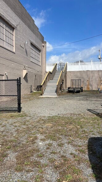 More Photos Of 111 W King St, Kings Mountain Freestanding For Lease