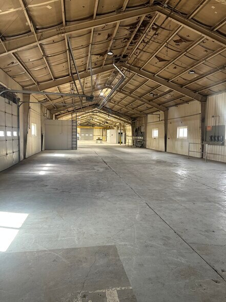 More Photos Of 1915 Beechcraft Rd, Salina Warehouse For Lease