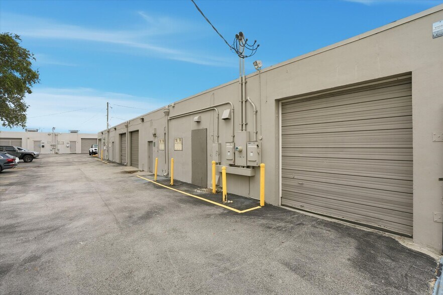 Primary Photo Of 274 NE 67th St, Miami Showroom For Lease