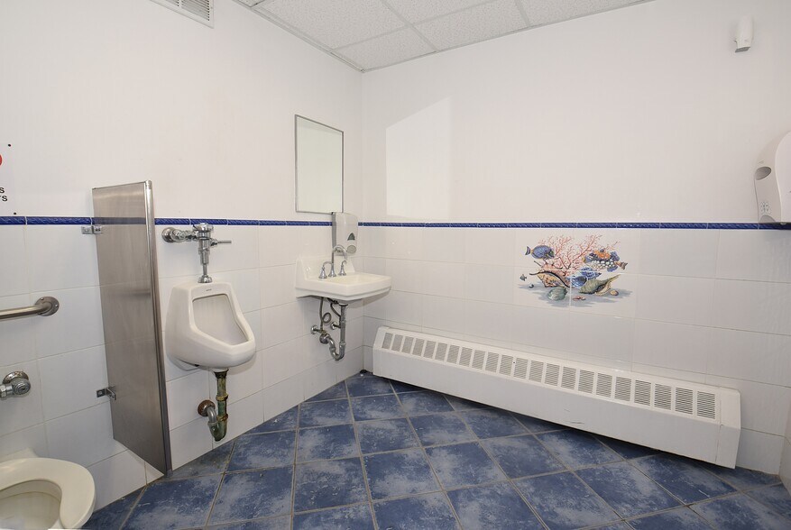 More Photos Of 20 W Park Ave, Long Beach Storefront Retail Office For Lease