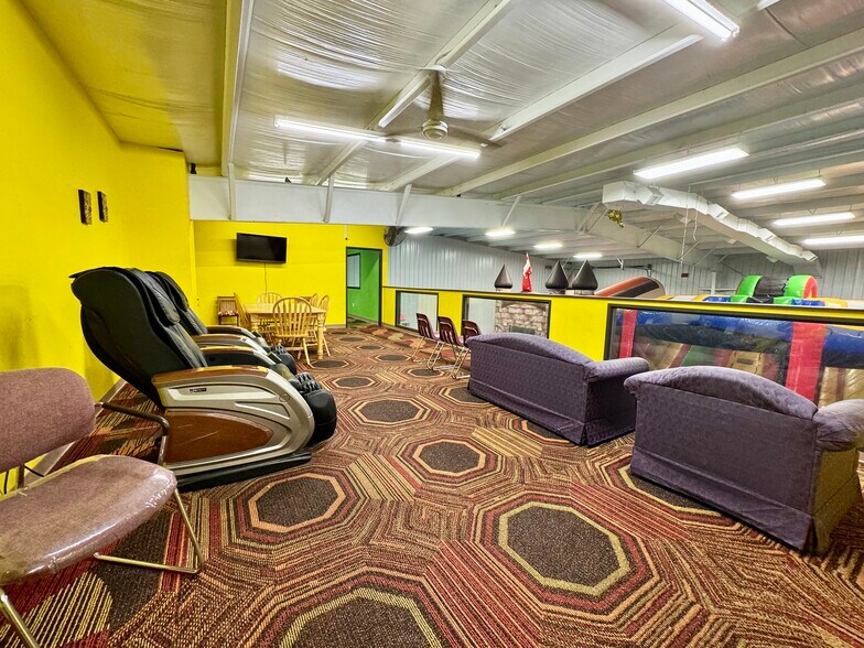 More Photos Of 2509 S 1st St, Terre Haute Showroom For Sale