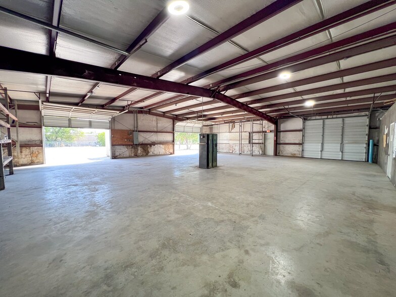 More Photos Of 132 Nell Deane Blvd, Schertz Warehouse For Lease