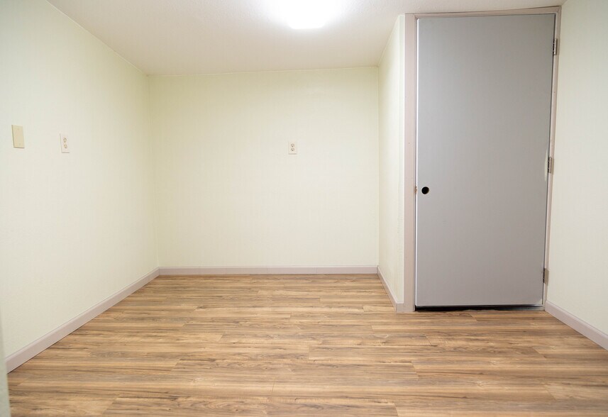 More Photos Of 211 S Austin St, Hutchins Flex For Sale