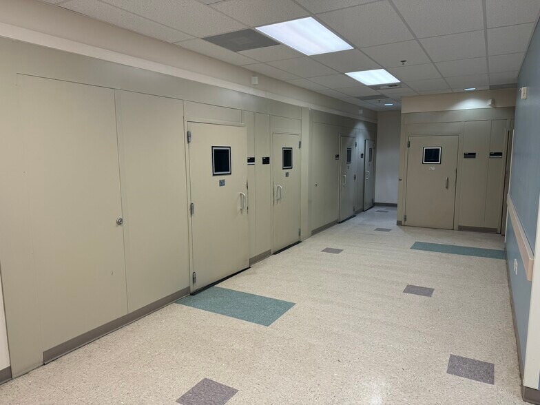 More Photos Of 4231 S Pipkin Rd, Lakeland Medical For Sale