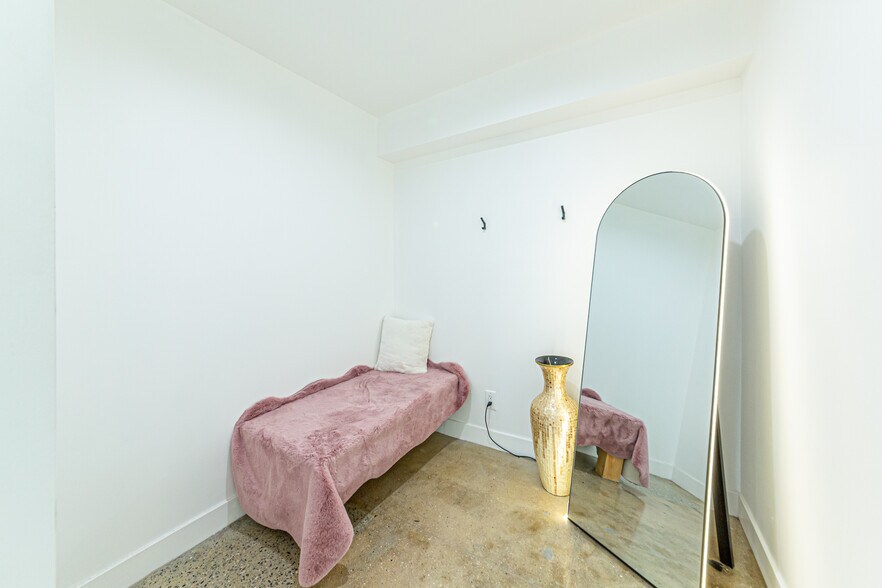 More Photos Of 330 N Western Ave, Los Angeles Storefront Retail Office For Lease