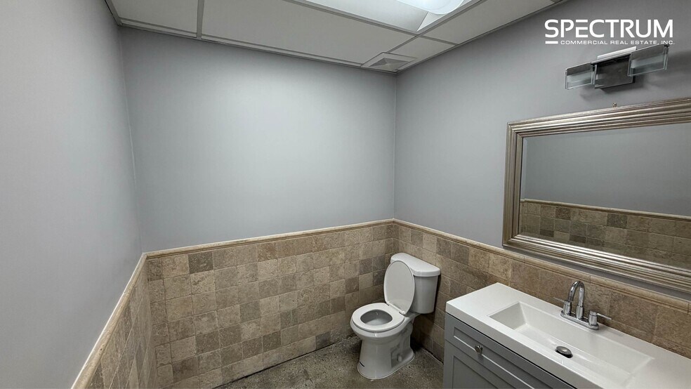 More Photos Of 22837 Ventura Blvd, Woodland Hills Office For Lease