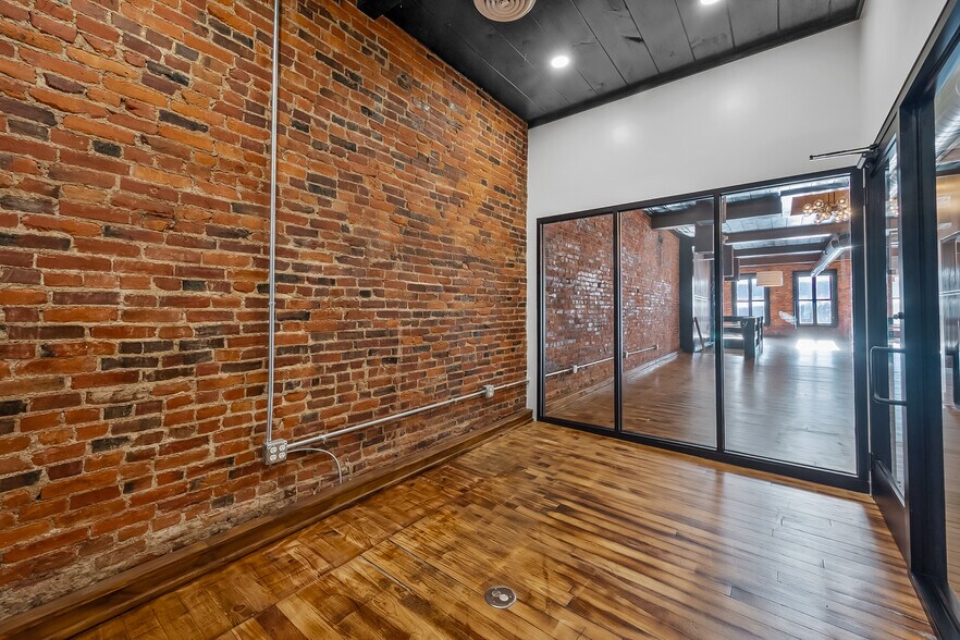 More Photos Of 33 N Sandusky St, Delaware Storefront Retail Office For Lease