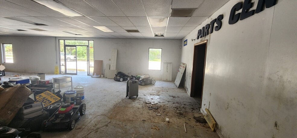 More Photos Of 284 S Center St, Pierson Auto Repair For Lease