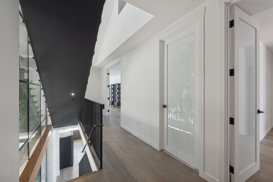 More Photos Of 1317 Cabrillo Ave, Venice Flex For Sale