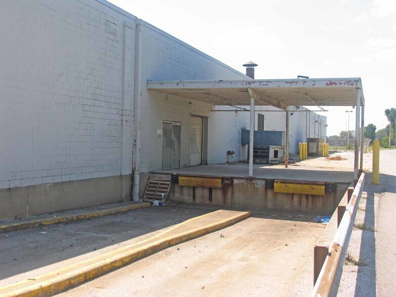 More Photos Of 3655 Nameoki Rd, Granite City Department Store For Lease