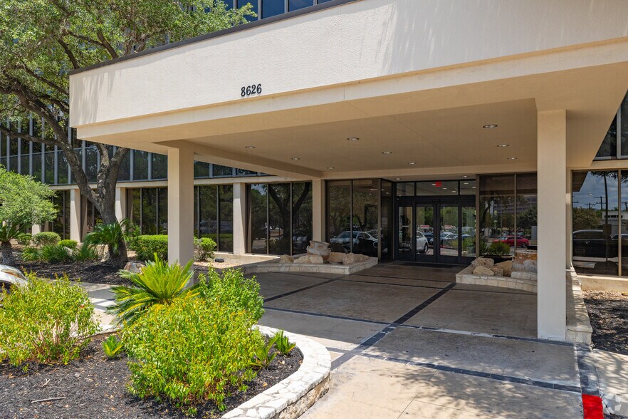 More Photos Of 8700 Tesoro Dr, San Antonio Office For Sale