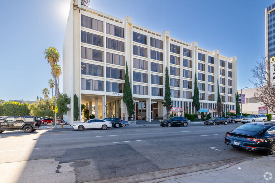 Primary Photo Of 15720 Ventura Blvd, Encino Medical For Lease