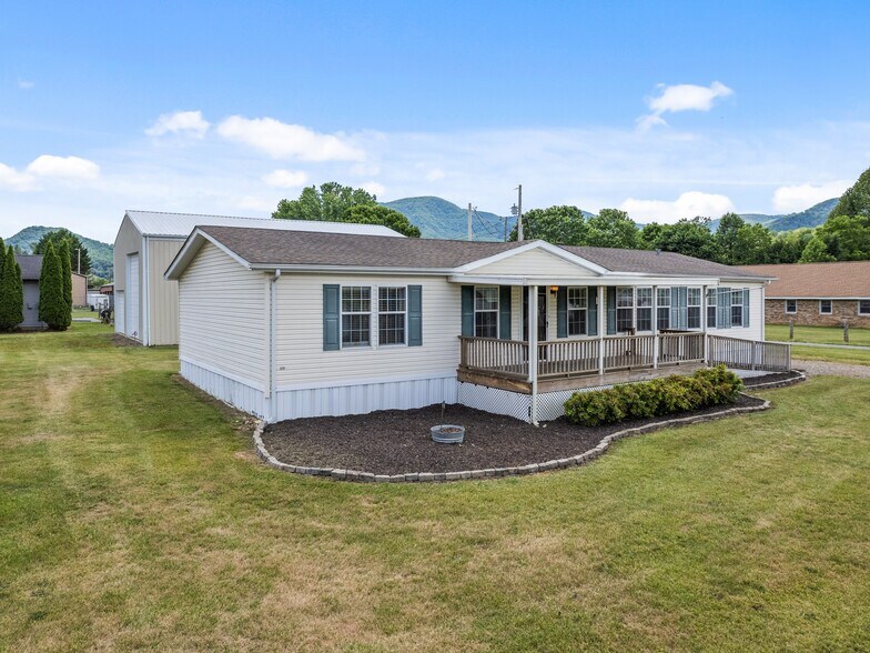 More Photos Of 25 Lester Ln, Waynesville Flex For Sale