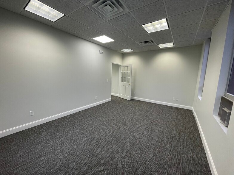 More Photos Of 80 Maple Ave, Smithtown Office For Lease