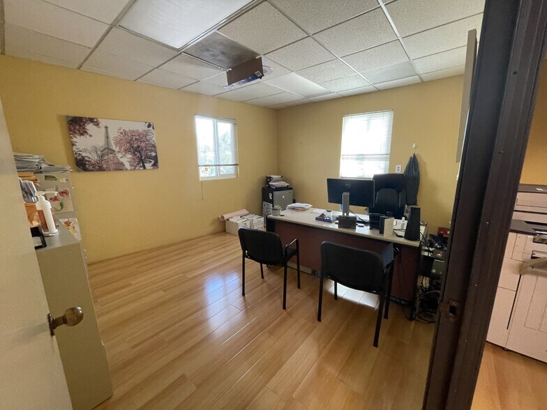 More Photos Of 20631 Ventura Blvd, Woodland Hills Office For Lease