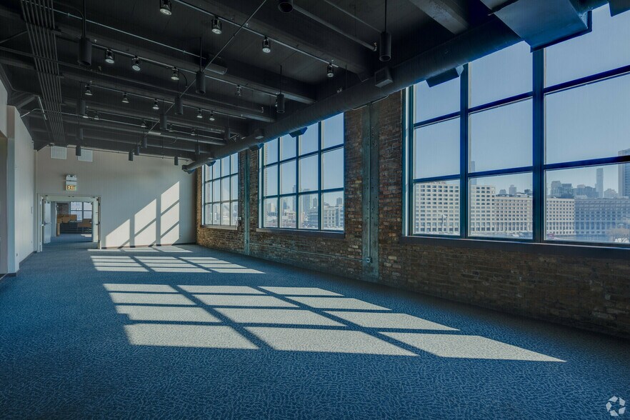 More Photos Of 900 N Branch St, Chicago Office For Lease