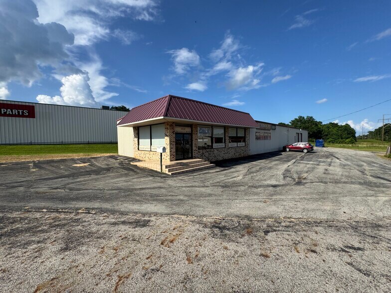 More Photos Of 1900 Crockett Rd, Palestine Storefront For Sale