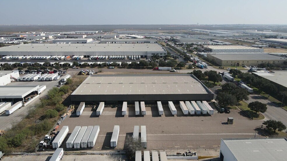 More Photos Of 8602 Killam Industrial Blvd, Laredo Industrial For Lease