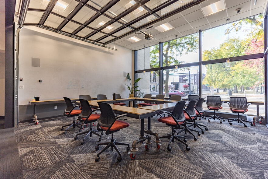 More Photos Of 402-404 E 4th St, Waterloo Office Residential For Sale